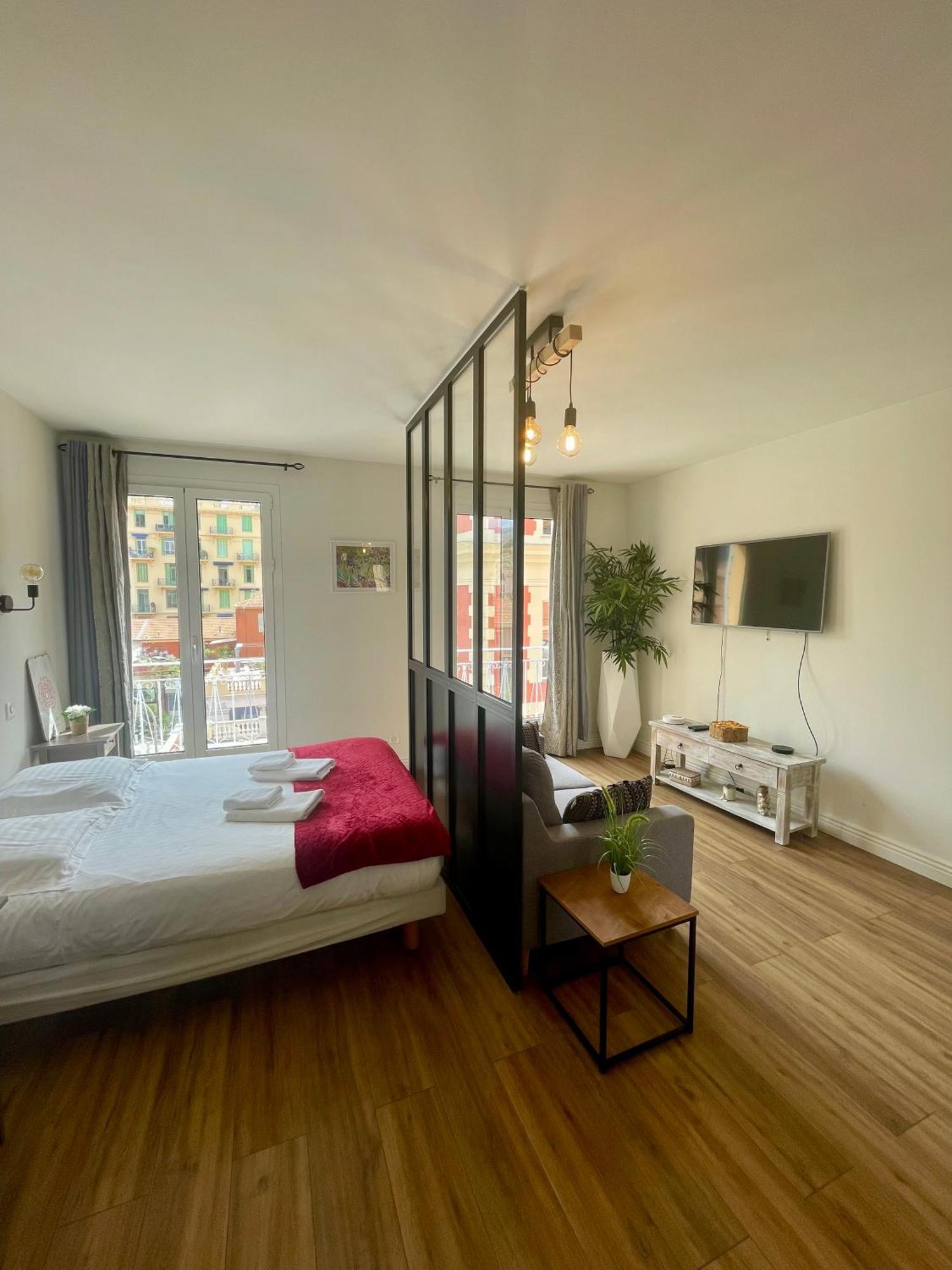 Le Verlaine, Studio En Centre Ville A Deux Minutes Des Plages Menton Extérieur photo